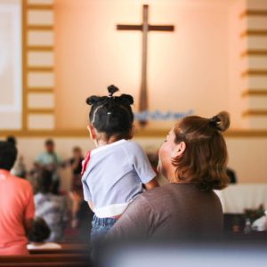 Pse prinderit duhet t’i marrin femijet e tyre ne kishe?